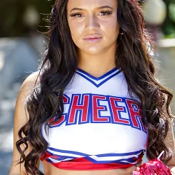 Lexi Victoria en 'Team Skeet' Preparándose para la práctica (Miniatura 1)