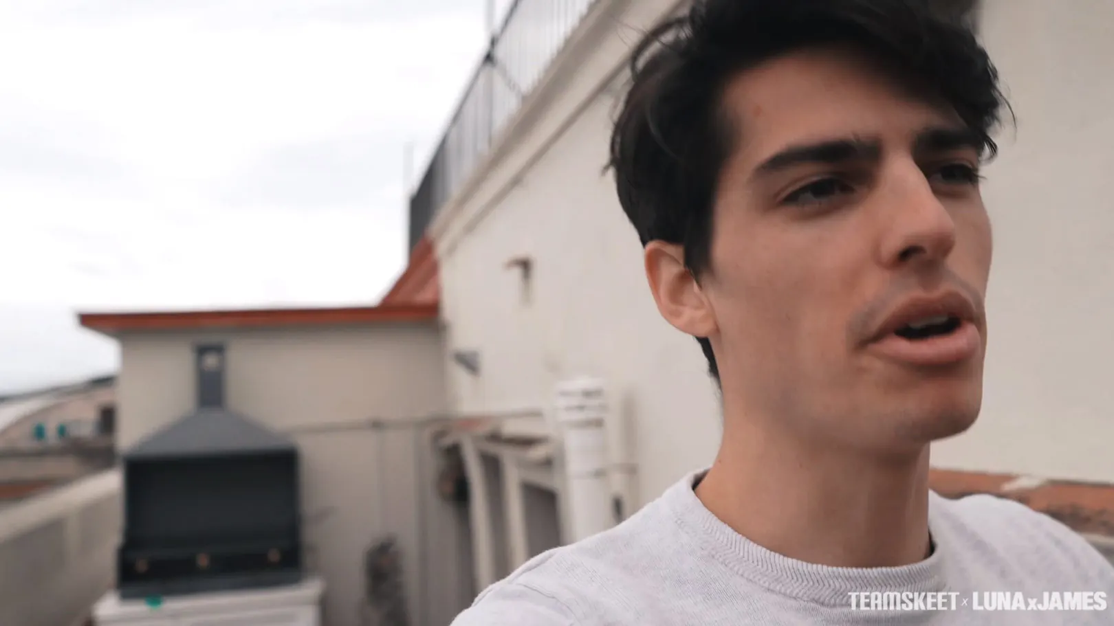 Luna X en 'Incendio en la cocina' from 'Team Skeet' (foto 10) Team Skeet 'Incendio en la cocina' protagonizando Luna X (foto 10)