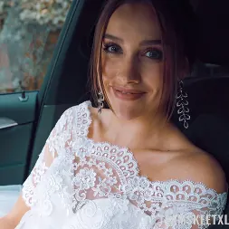 Luxury Girl in 'Team Skeet' Runaway Bride (Thumbnail 4)