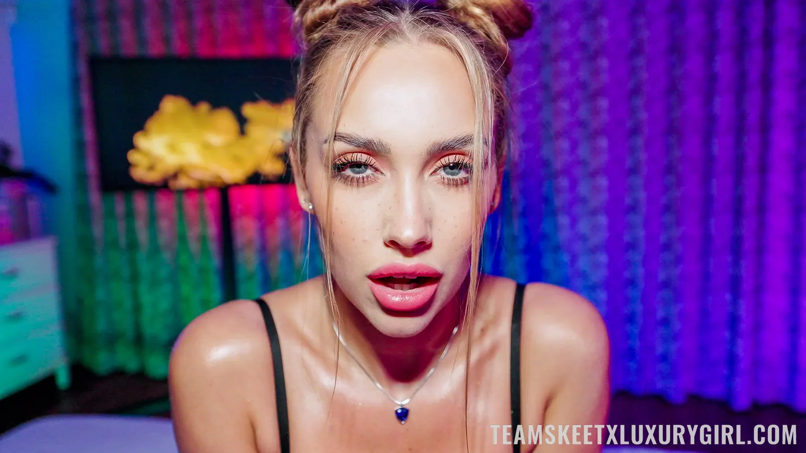 Luxury Girl in 'The Busty Blonde Sucks' from 'Team Skeet' (Photo 1) Team Skeet 'The Busty Blonde Sucks' starring Luxury Girl (Photo 1)