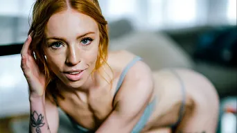 Madi Collins に 'Come Play With Us'
