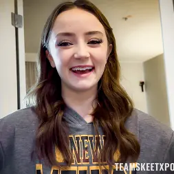 Maria Kazi en 'Team Skeet' Linda pelirroja ruega por el creampie de papá (Miniatura 1)
