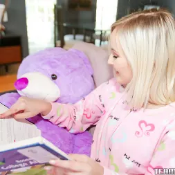 Natalia Queen en Pequeño gatito jugando (foto 24) Natalia Queen en 'Team Skeet' Pequeño gatito jugando (Miniatura 24)