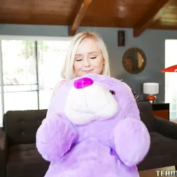 Natalia Queen en 'Team Skeet' Pequeño gatito jugando (Miniatura 32)