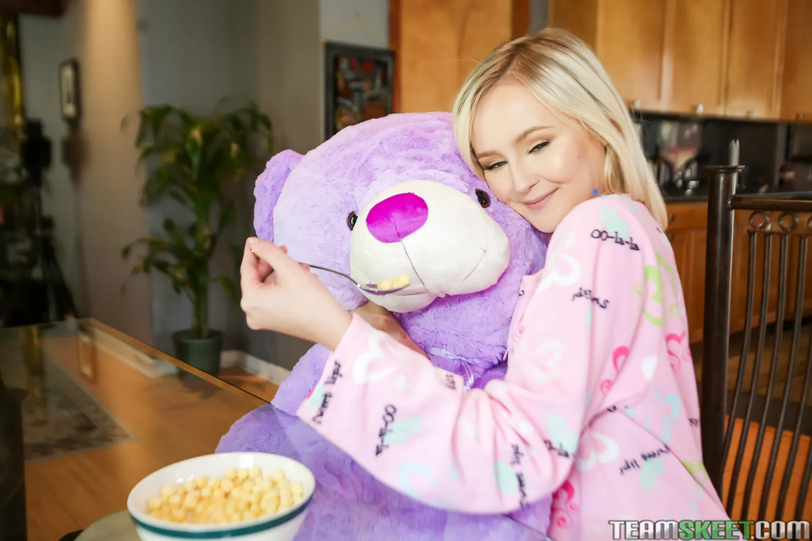 Team Skeet 'Pequeño gatito jugando' protagonizando Natalia Queen (foto 56)