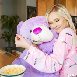 Natalia Queen en Pequeño gatito jugando (foto 56) Natalia Queen en 'Team Skeet' Pequeño gatito jugando (Miniatura 56)