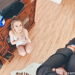 Natalie Knight en 'Team Skeet' Golpeando a la ama de llaves (Miniatura 28)