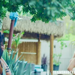 Nia Nacci en 'Team Skeet' Paraíso sexy al aire libre (Miniatura 1)