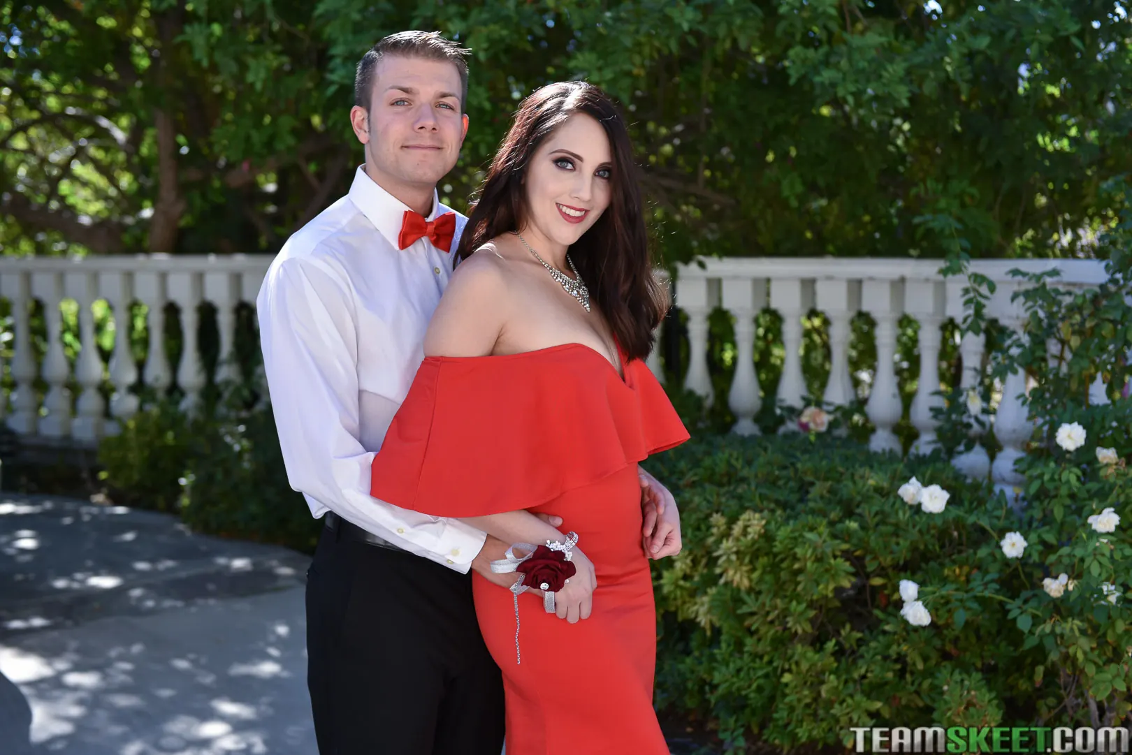 Team Skeet 'Mi cita de graduación anal' protagonizando Nickey Huntsman (foto 1)