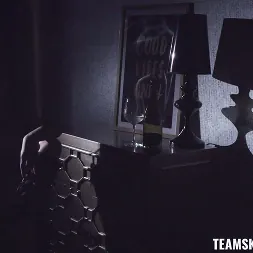 Nikky Thorne en 'Team Skeet' Los captores más sexys (Miniatura 1)