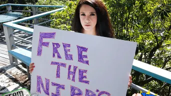 Noelle Easton 在 'Free The Nipps!'