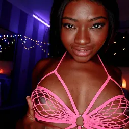 Noemie Bilas en 'Team Skeet' Belleza de red rosa (Miniatura 1)