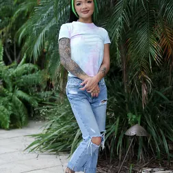 Paisley Paige en 'Team Skeet' Distracción junto a la piscina (Miniatura 1)