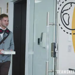 Penelope Kay en 'Team Skeet' Graba tu foto: 'una película de uso libre' (lanzamiento de las características del reptil) (Miniatura 1)