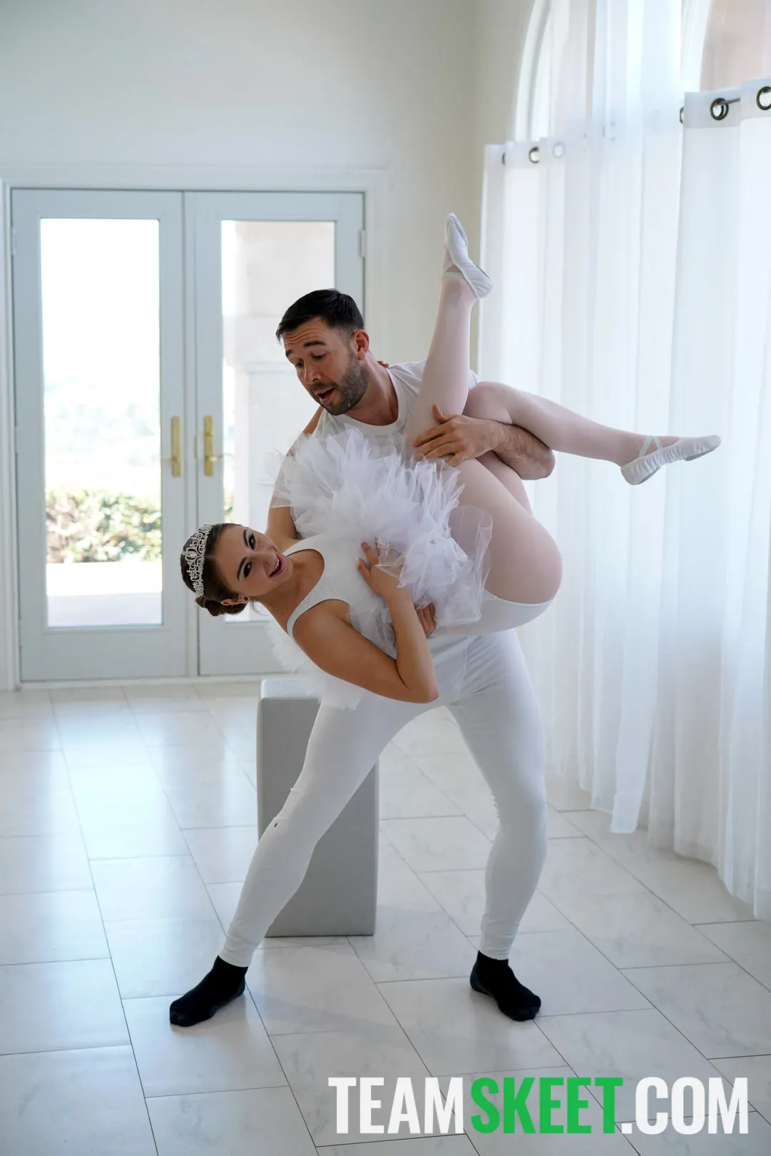 Penelope Kay en 'Pequeña bailarina elástica' from 'Team Skeet' (foto 27) Team Skeet 'Pequeña bailarina elástica' protagonizando Penelope Kay (foto 27)