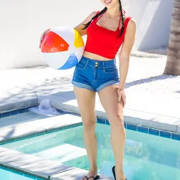 Queenie Sateen in 'Team Skeet' Curves Worth Remembering (Thumbnail 1)