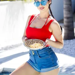 Queenie Sateen in 'Team Skeet' Curves Worth Remembering (Thumbnail 40)