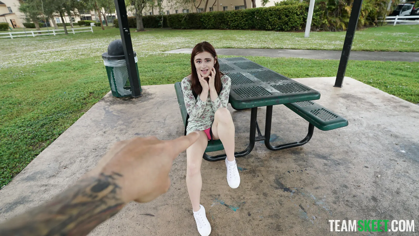 Team Skeet 'Chica tímida en el parque' protagonizando Reese Robbins (foto 18)