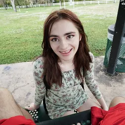 Reese Robbins en 'Team Skeet' Chica tímida en el parque (Miniatura 30)