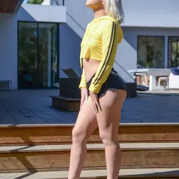 Rharri Rhound en Bizcocho junto a la piscina (foto 1) Rharri Rhound en 'Team Skeet' Bizcocho junto a la piscina (Miniatura 1)