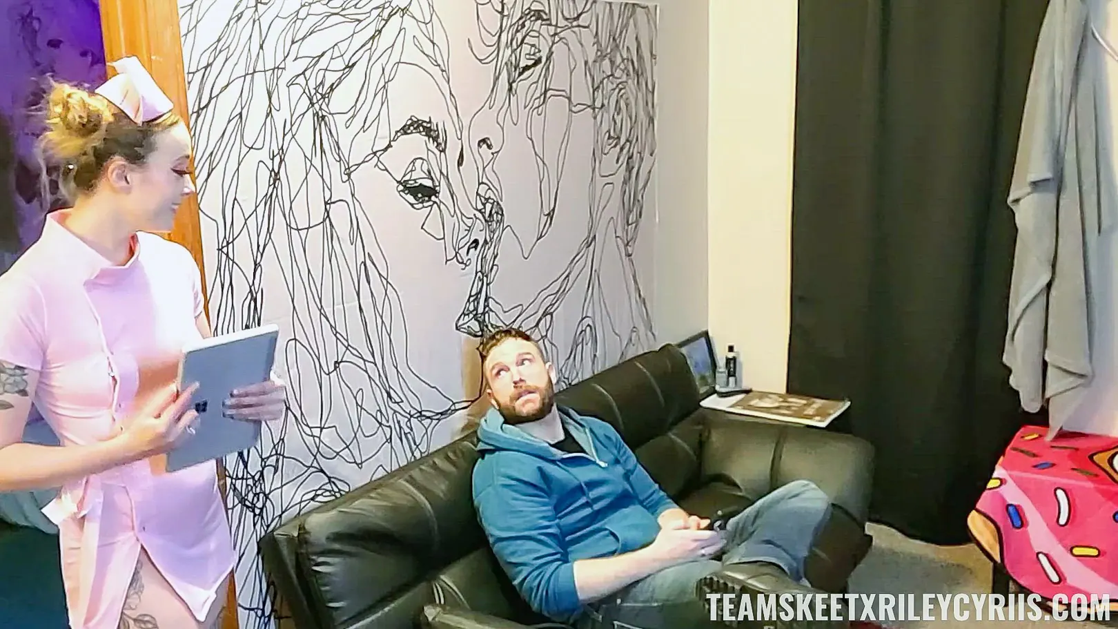 Riley Cyriis en 'Sanando un corazón roto' from 'Team Skeet' (foto 1) Team Skeet 'Sanando un corazón roto' protagonizando Riley Cyriis (foto 1)