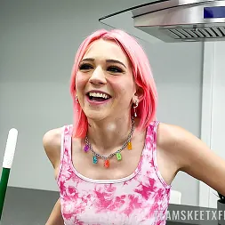 Riley Jean en Más que una cosa de una sola vez (foto 5) Riley Jean en 'Team Skeet' Más que una cosa de una sola vez (Miniatura 5)