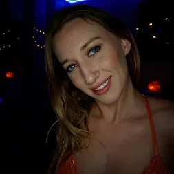 Riley Reyes en 'Team Skeet' Dick va a todas partes (Miniatura 1)