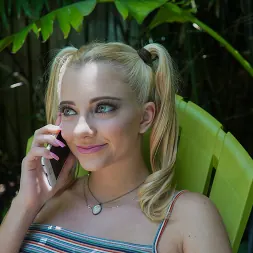 Riley Star en 'Team Skeet' Una niñera atrapada salva su trabajo (Miniatura 30)