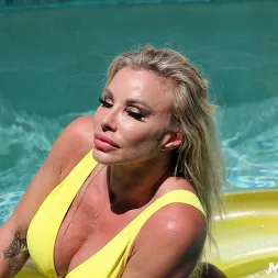 Robbin Banx en 'Team Skeet' MYLF rubia de alta calidad (Miniatura 81)