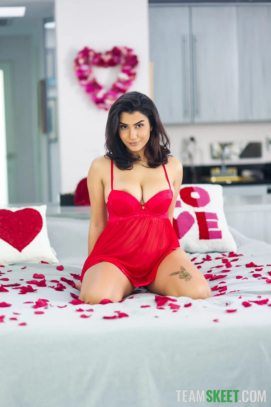 Team Skeet 'Valentine's Date' starring Roxie Sinner (Photo 1)