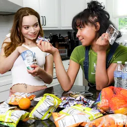 Ryder Rey en ¿Pueden sus cuerpos aceitosos y sus pequeños mamelucos sacarlos de problemas? (foto 48) Ryder Rey en 'Team Skeet' ¿Pueden sus cuerpos aceitosos y sus pequeños mamelucos sacarlos de problemas? (Miniatura 48)