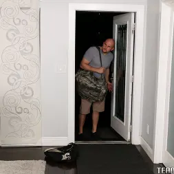 Sadie Pop en 'Team Skeet' Una jovencita morena se mete una polla enorme (Miniatura 9)