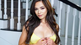 Scarlett Alexis en 'Raiding Her Closet'
