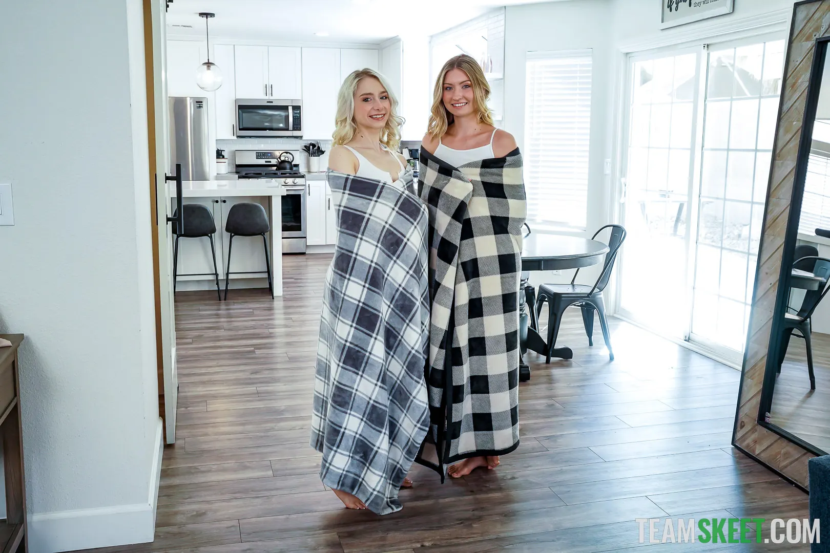 Team Skeet 'Gemelos fríos, fríos' protagonizando Scarlett Hampton (foto 1)