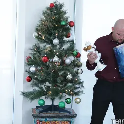 Skylar Vox en 'Team Skeet' Pequeña Navidad empapada de semen (Miniatura 56)