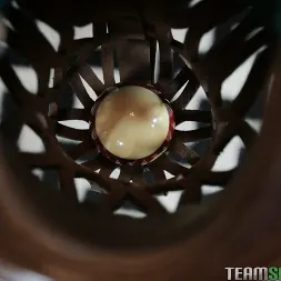 Sloan Harper en 'Team Skeet' Bebé hablando mientras juega al billar (Miniatura 150)