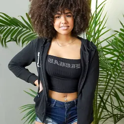 Sofie Reyez en 'Team Skeet' Mejores amigos desnudos (Miniatura 12)