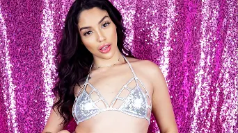 Vanessa Sky に 'Cumming Sky High'
