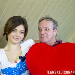 Veronica Morre en 'Team Skeet' Manteniendo las cosas limpias (Miniatura 1)