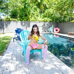 Violet Gems en Tan grande como su cabeza (foto 48) Violet Gems en 'Team Skeet' Tan grande como su cabeza (Miniatura 48)