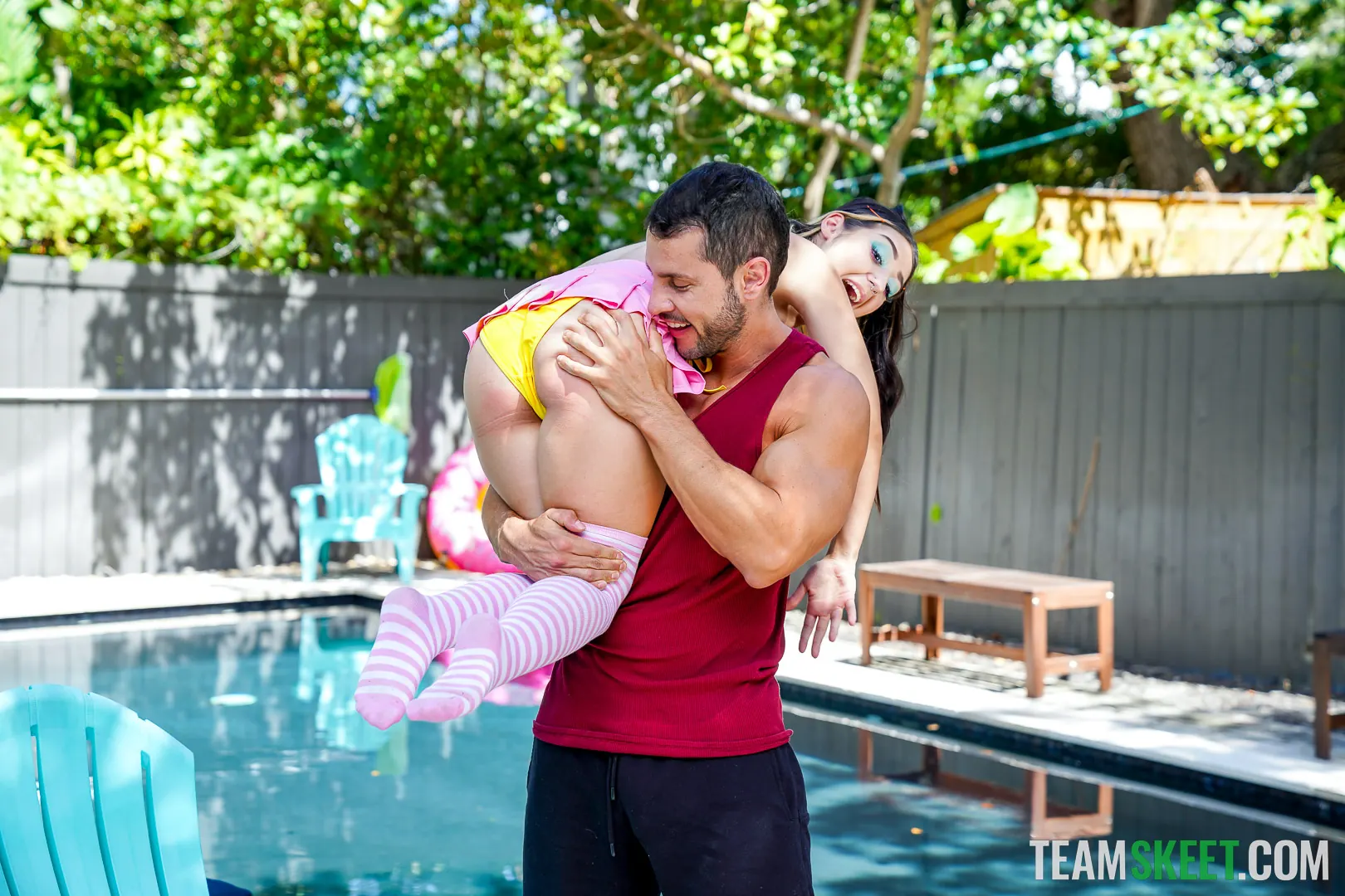 Violet Gems en 'Tan grande como su cabeza' from 'Team Skeet' (foto 64) Team Skeet 'Tan grande como su cabeza' protagonizando Violet Gems (foto 64)