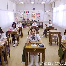 We Rui Xin in Classroom Pleasure (Photo 1) We Rui Xin in 'Team Skeet' Classroom Pleasure (Thumbnail 1)