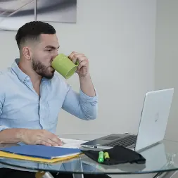 XxLayna Marie en Dormir en el trabajo (foto 27) XxLayna Marie en 'Team Skeet' Dormir en el trabajo (Miniatura 27)