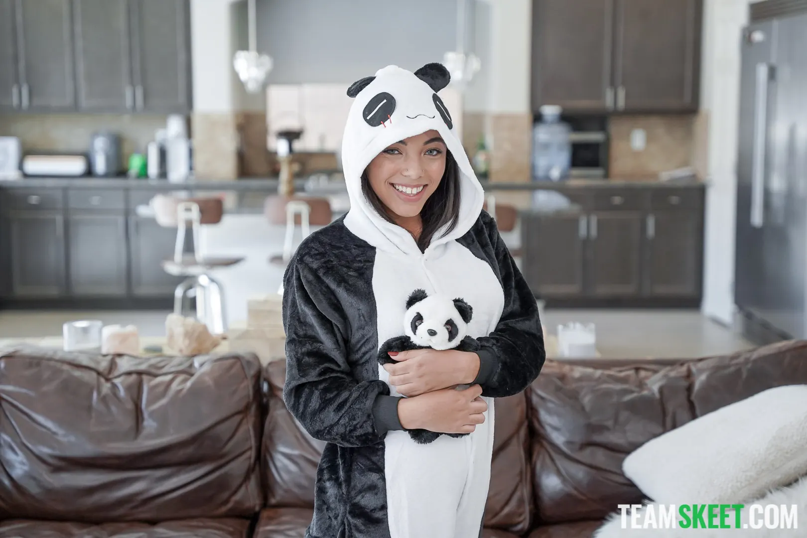 Team Skeet 'Puppet Pal Panda' starring Zerella Skies (Photo 27)