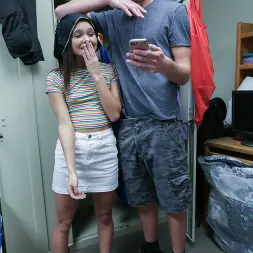 Zoey Bloom en 'Team Skeet' Una adolescente menuda es penetrada por un enorme jugador de fútbol (Miniatura 50)